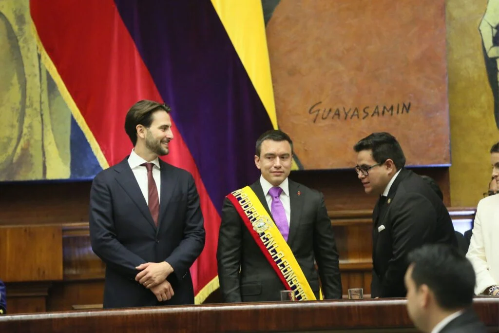 Noboa ofrece cuatro años de obras, empleo y energía limpia en su discurso de posesión