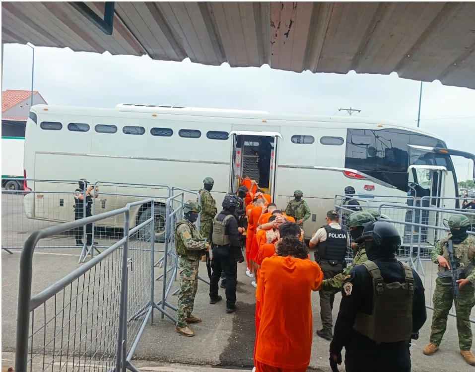 Tras asesinatos y el decomiso de armas y granadas trasladan a 43 reos de cárcel de Machala a Guayas y&nbsp;Cotopaxi