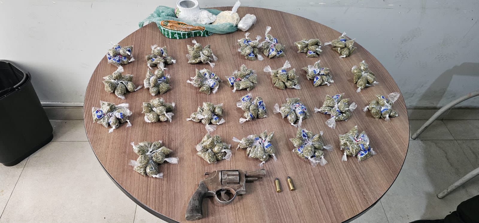 Aprehensión de presuntos miembros de “los lobos” y decomiso de arma y SCSF tras operación militar en Los Ríos