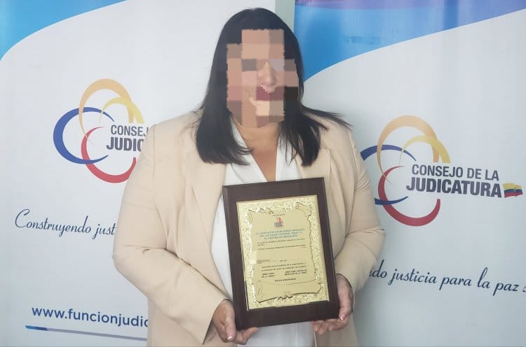 Por pedir puestos, cobrar&nbsp; favores, incluso solicitar sentencia a favor de su hermano fue destituida ex directora provincial de la Judicatura en Cotopaxi Patricia M.V.Z.