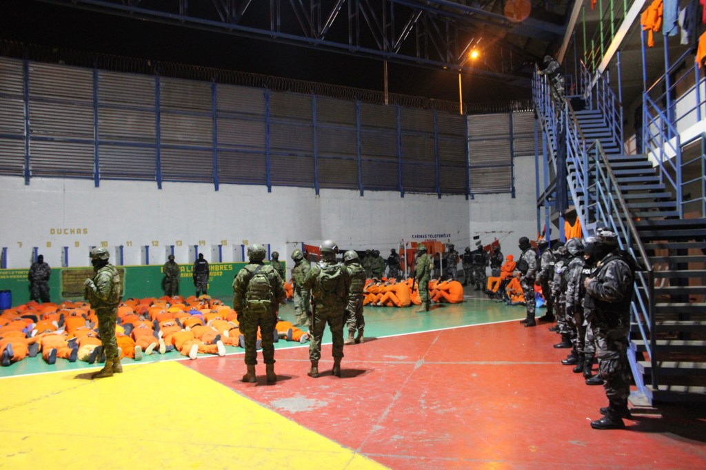 Celulares y más objetos decomisados tras operación militar en la cárcel&nbsp;Cotopaxi