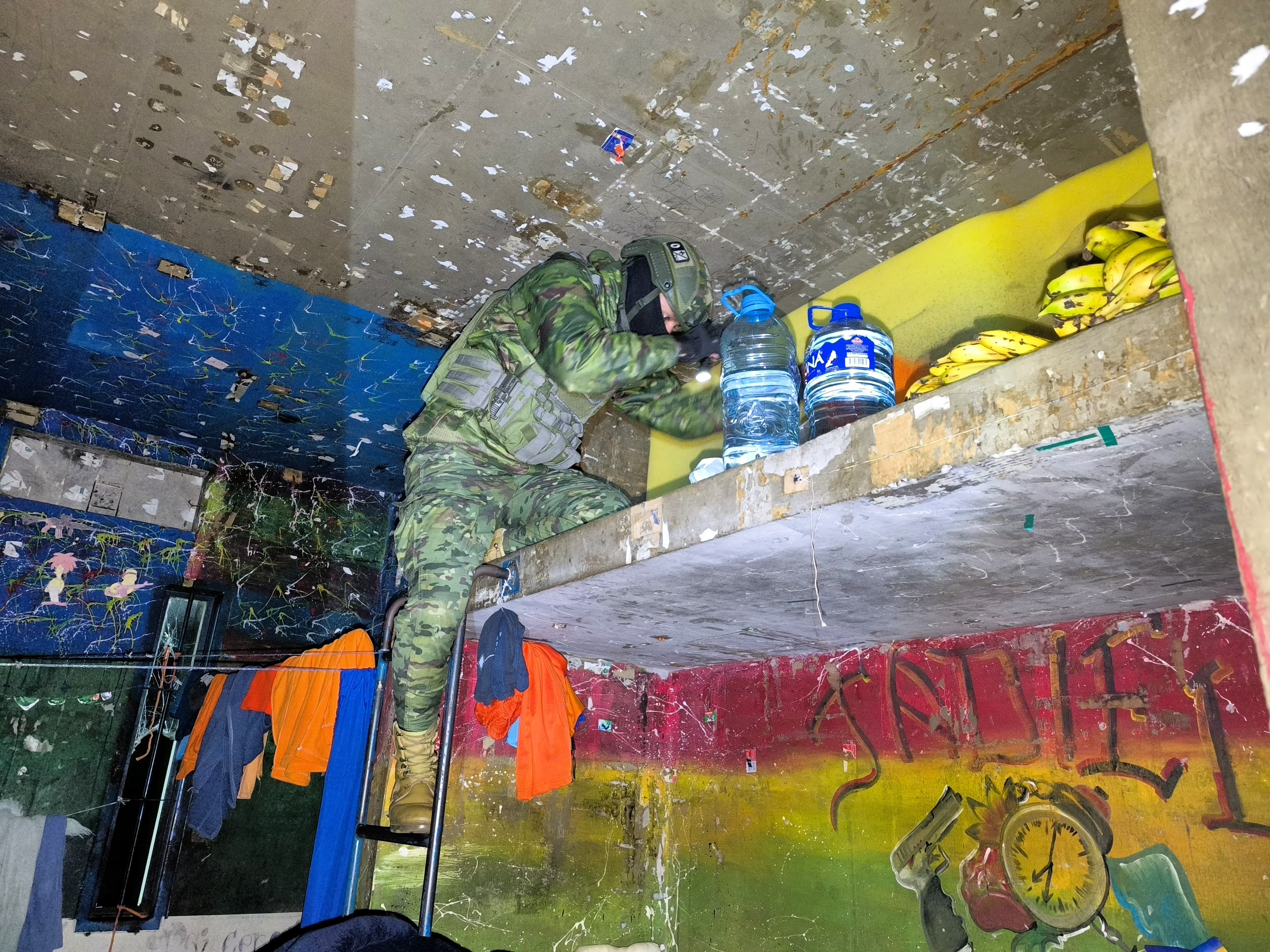 Varios objetos decomisados tras operación militar en el interior del CPL Cotopaxi
