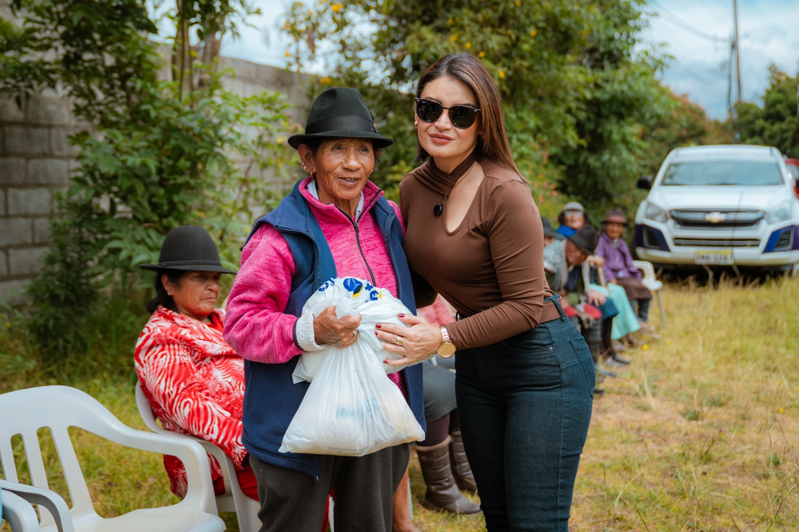Más de 100 adultos mayores reciben ayudas del Patronato Municipal de Latacunga en jornada solidaria